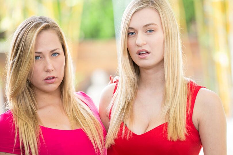 16P La lesbienne blonde Natalia Starr se fait serrer le cul par Carter Cruise