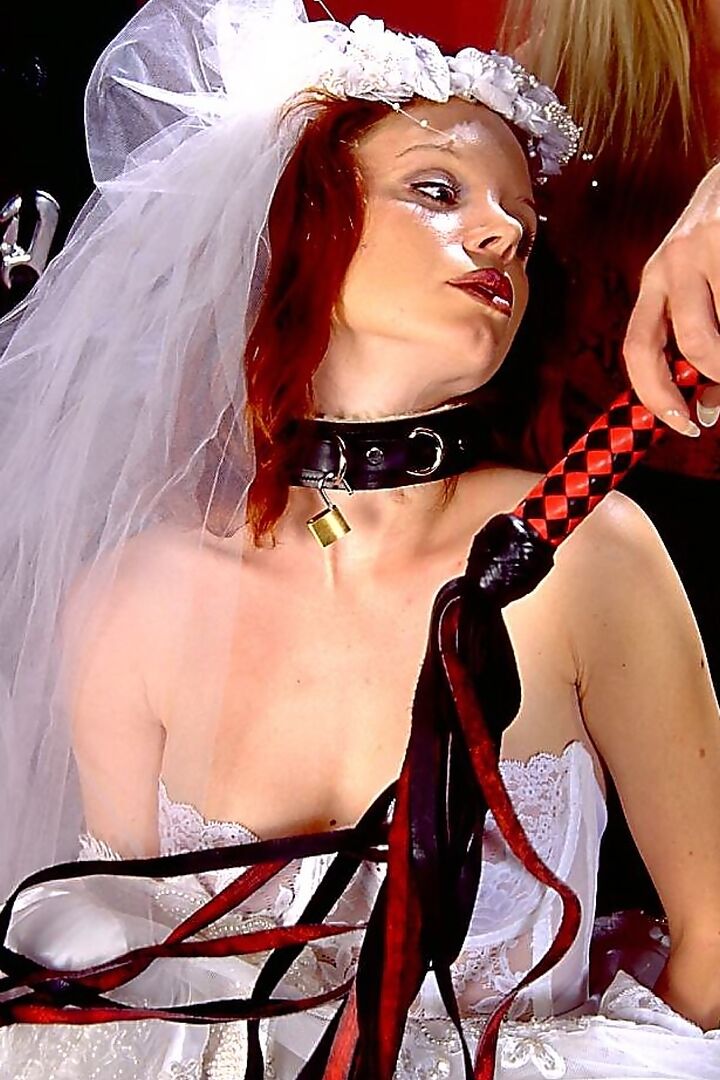 16P Une femme rousse se soumet à une lesbienne blonde alors qu'elle porte une robe de mariée