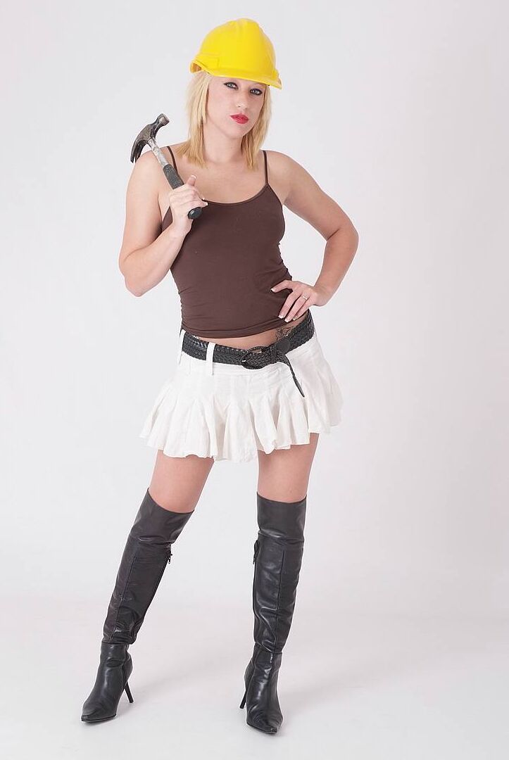 15P La blonde Axa expose ses seins et sa chatte avec un casque et des bottes en cuir