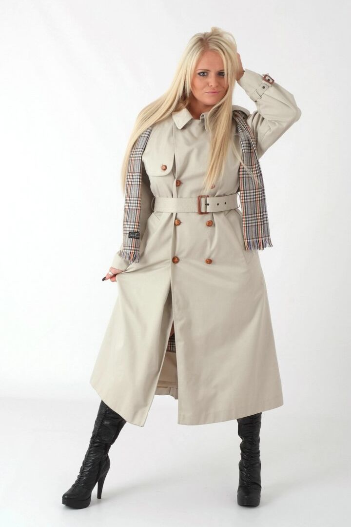 15P La rubia platino Charlie G se quita el abrigo para modelar lencería con botas