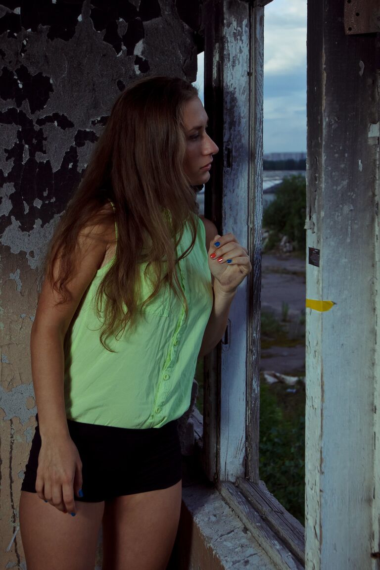 18P Horny white chick heads into abandoned building to masturbate by herself