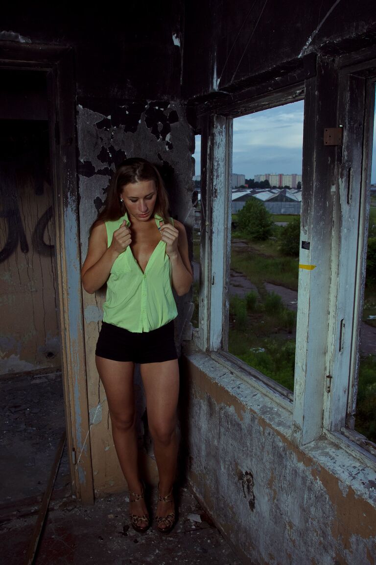 18P Horny white chick heads into abandoned building to masturbate by herself
