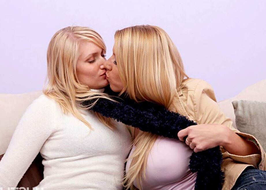 16P Las rubias Tiffany Martin y Lexi Lamour tienen sexo lésbico en un sofá