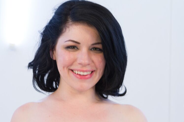 15P Nova garota totalmente natural com peitos sensuais
