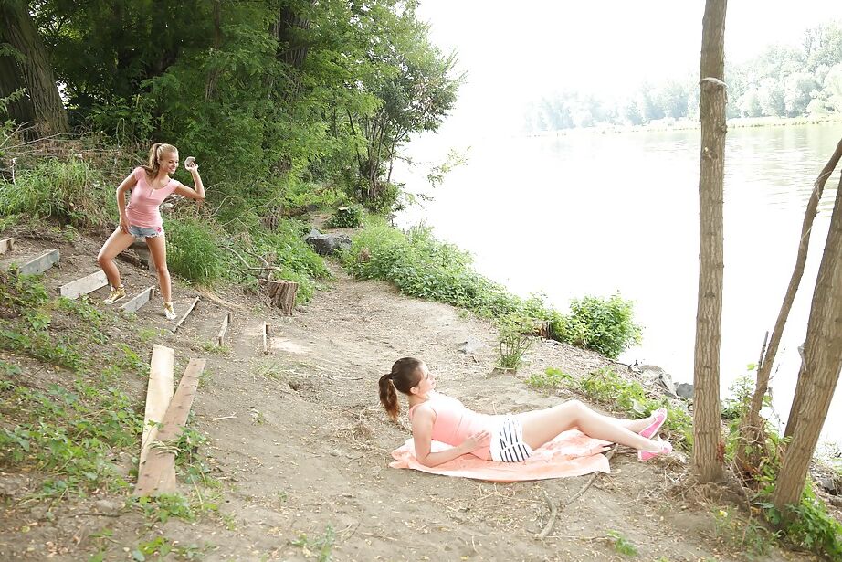 16P Bellezas lesbianas Bella Baby y Victora Ferara jugando al aire libre