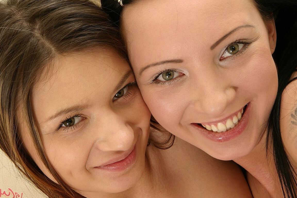 18P Amateur lesbian ladies Breana and Sunny having a fisting session