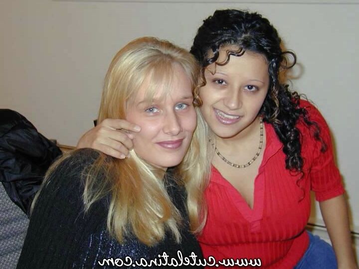 15P Amateur lesbians give a wave after masturbating with vibrators on a bed