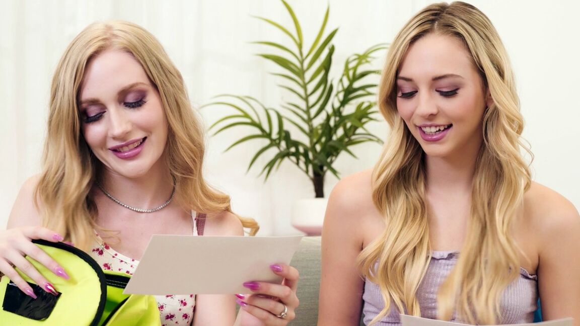 15P Las jóvenes rubias Emma Starletto y Lily Larimar experimentan con sexo lésbico
