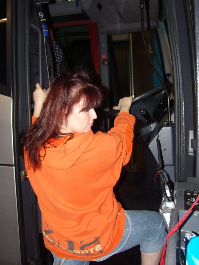 20P La mayor amateur Sweet Susi tiene sexo lésbico mientras viaja en autobús