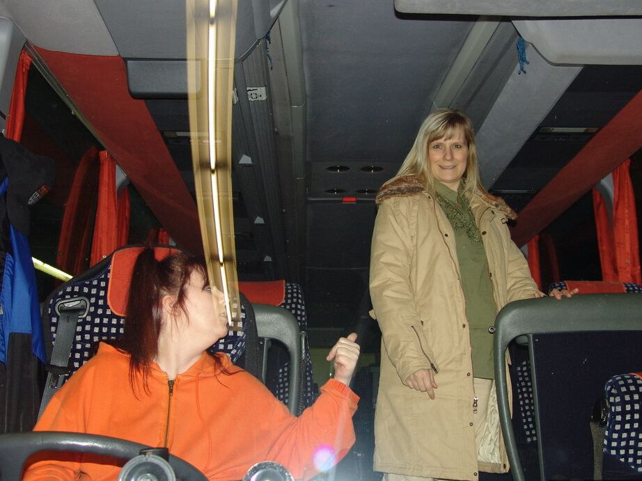 20P La mayor amateur Sweet Susi tiene sexo lésbico mientras viaja en autobús