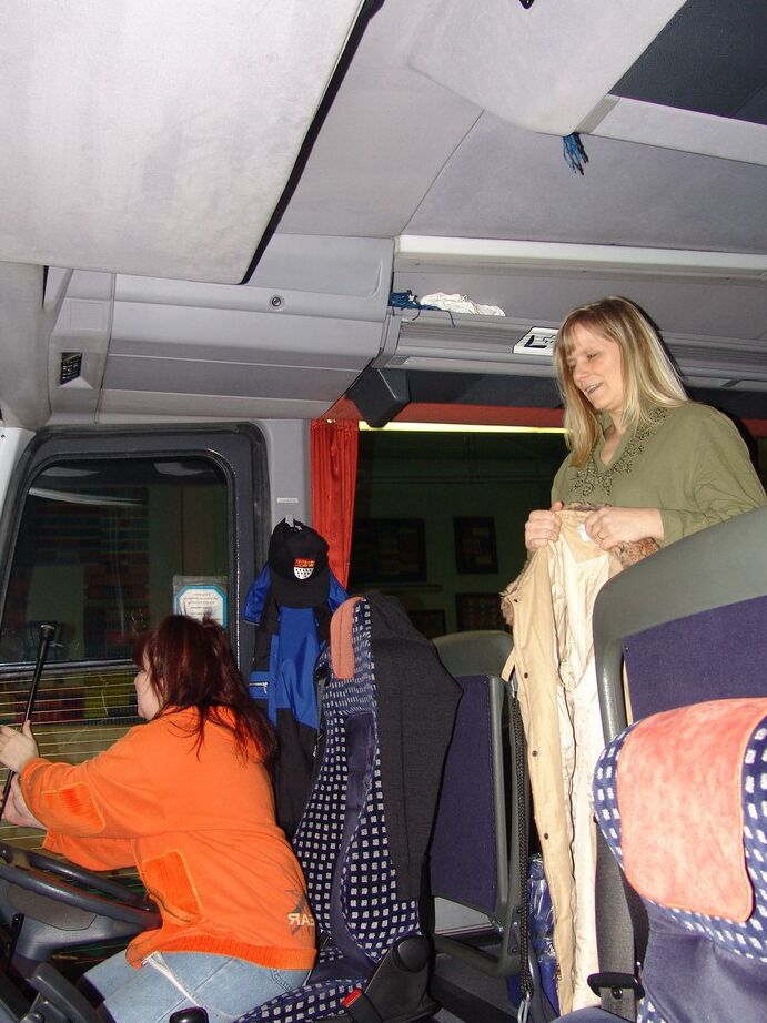 20P La mayor amateur Sweet Susi tiene sexo lésbico mientras viaja en autobús