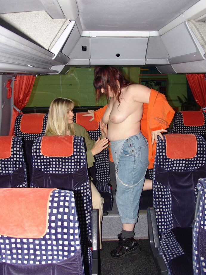 20P La mayor amateur Sweet Susi tiene sexo lésbico mientras viaja en autobús