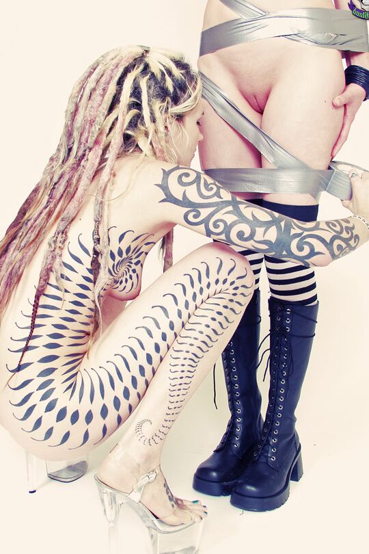 15P Chicas góticas tatuadas Scar