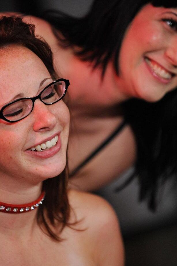 16P Nerdige brünette Lesbe wird von ihrer Butch-Freundin bei Lezdom-Sexspielen benutzt