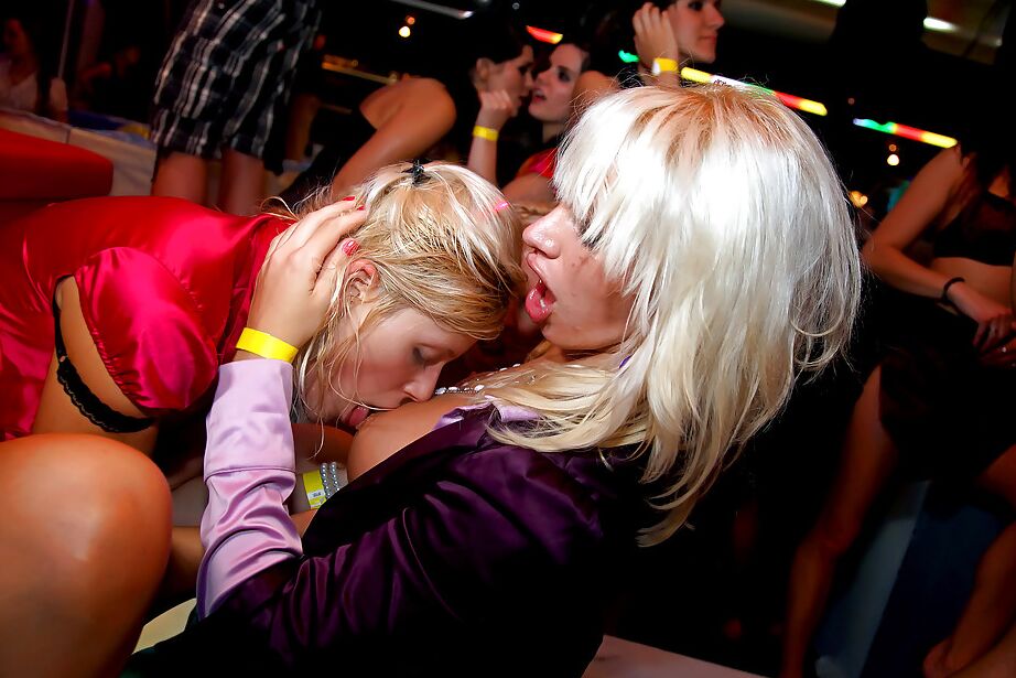 16P Salopes lascives s'excitent et se déchaînent lors d'une soirée lesbienne