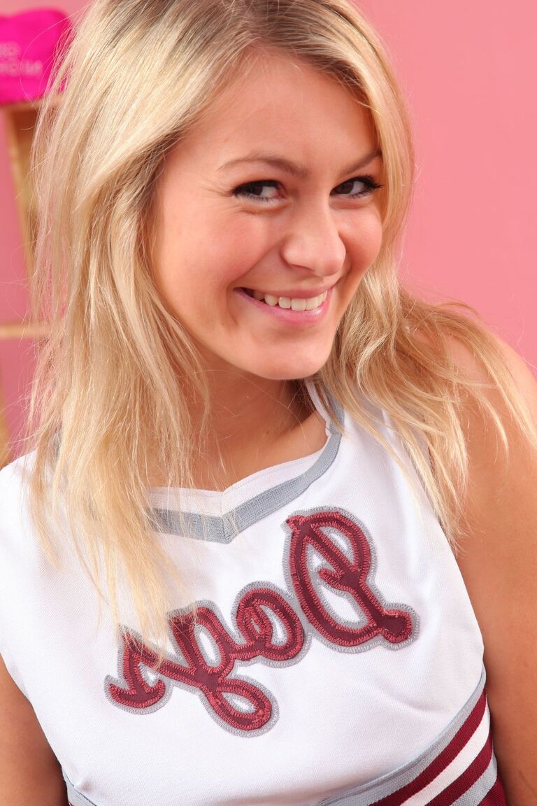 21P Cheerleader Summer expose ses superbes seins en posant en collants sur le lit