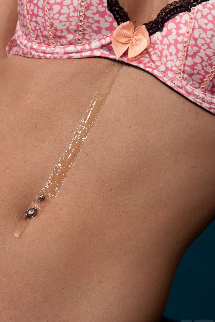 15P Amador descalço Meet Madden lubrifica seu corpo tonificado em uma tanga preta