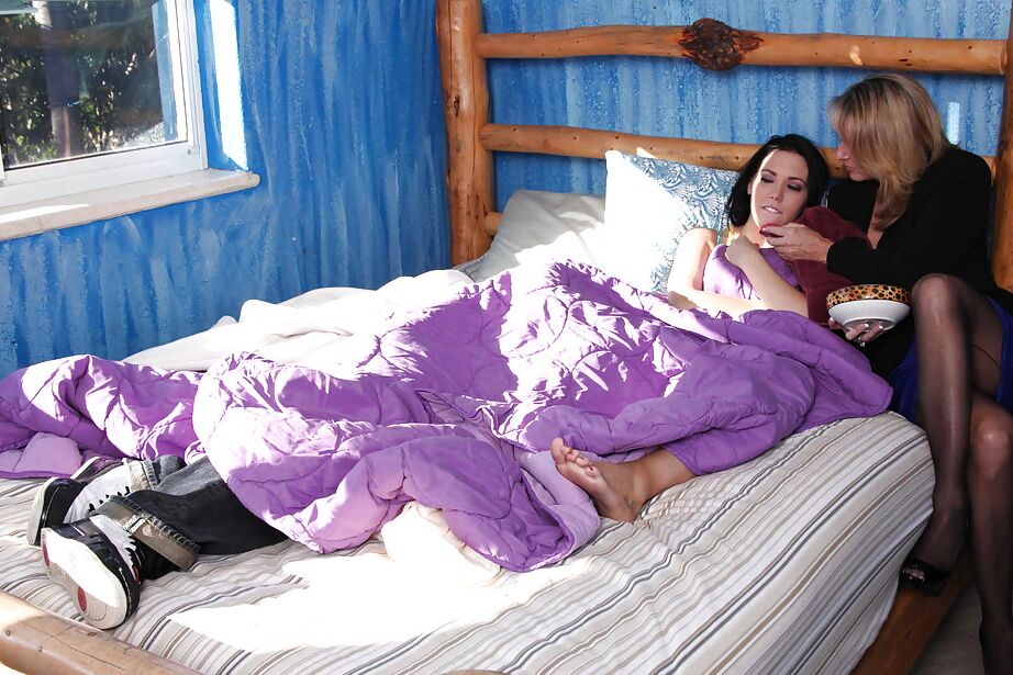 16P Die freche Teenagerin Megan Foxx gibt vor, krank zu sein und fickt in ihrem Bett