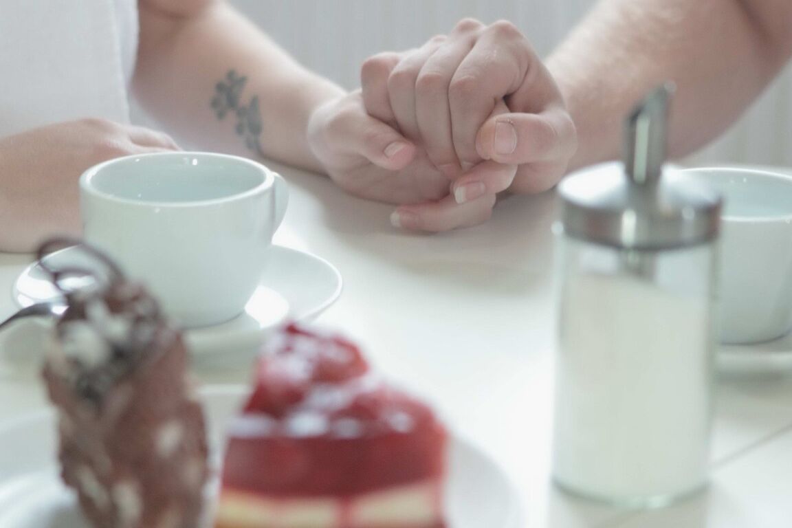 16P A magrinha Zuzana e seu amigo transam em uma mesa depois de tomar café