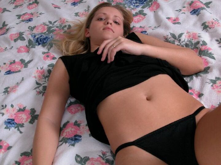 12P La joven rubia Karen se quita el vestido negro para modelar en bikini después de arreglarse las uñas