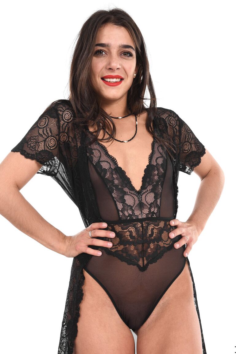 15P A morena sexy Eva Colombus tira a lingerie antes de brincar com sua buceta