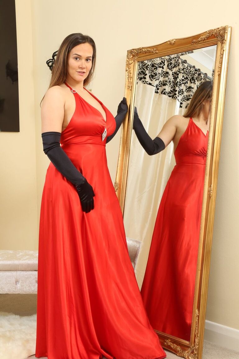 21P La curvilínea Lauren Louise se quita el vestido rojo y muestra su gran culo y sus tetas en solitario