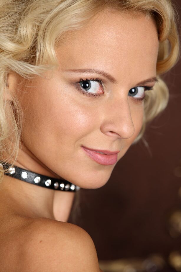 16P Die süße blonde Teenagerin Hilary G schlüpft aus ihren Dessous und macht verführerische Nacktposen