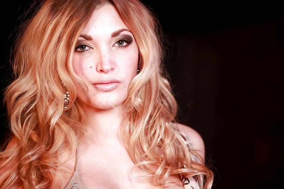 Die 16P-Blondine Tamara Grace enthüllt langsam ihre wunderschönen Kurven