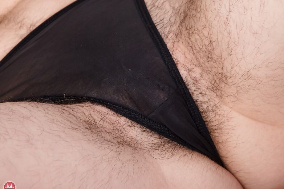 16P Senhora hirsuta Stacey Stax exibindo pernas peludas e vagina