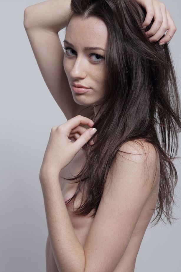 16P La jovencita delgada Zsanett Tormay juega con su largo cabello desnuda