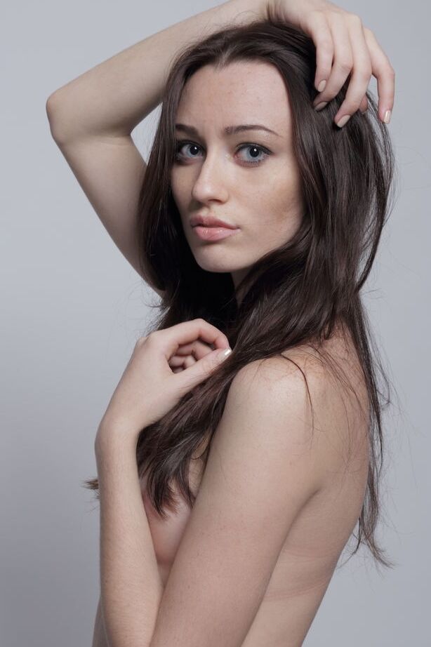 16P La jovencita delgada Zsanett Tormay juega con su largo cabello desnuda