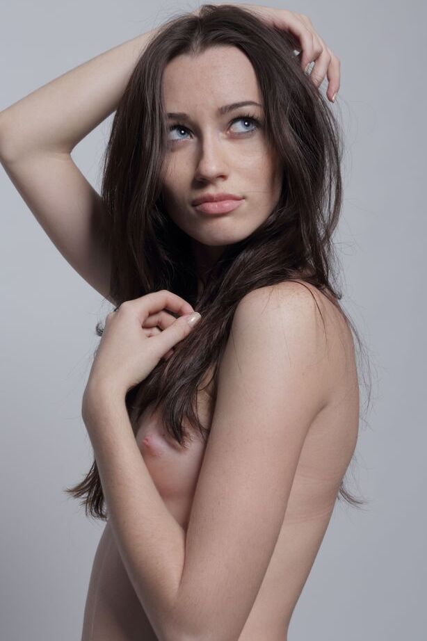 16P La jovencita delgada Zsanett Tormay juega con su largo cabello desnuda