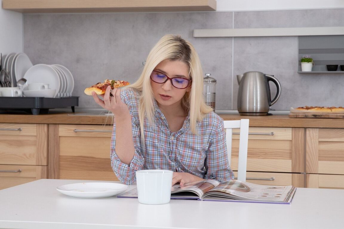 16P La joven rubia Cornelia tiene sexo con su novio en la mesa de la cocina