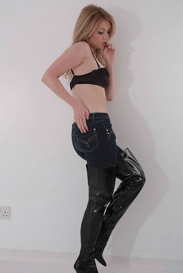 15P A modelo solo Louise tira o sutiã antes de deslizar o jeans sobre sua bela bunda
