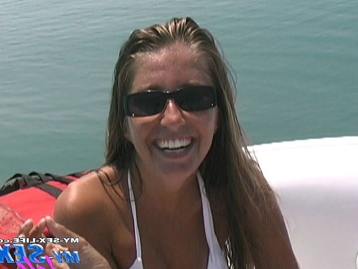 21P Sweet amateur babe in sunglasses Lori Anderson abuses a dick on a sunny day
