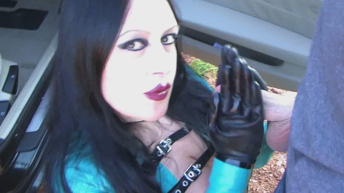 Das 16P-Gothic-Girl Lady Angelina lutscht in Latexkleidung auf einer Schotterstraße einen Schwanz