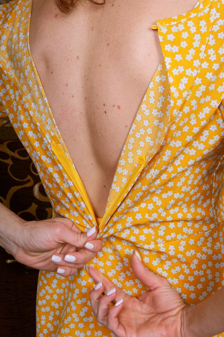 21P La belle MILF amateur Julia North enlève sa robe jaune et se frotte la chatte