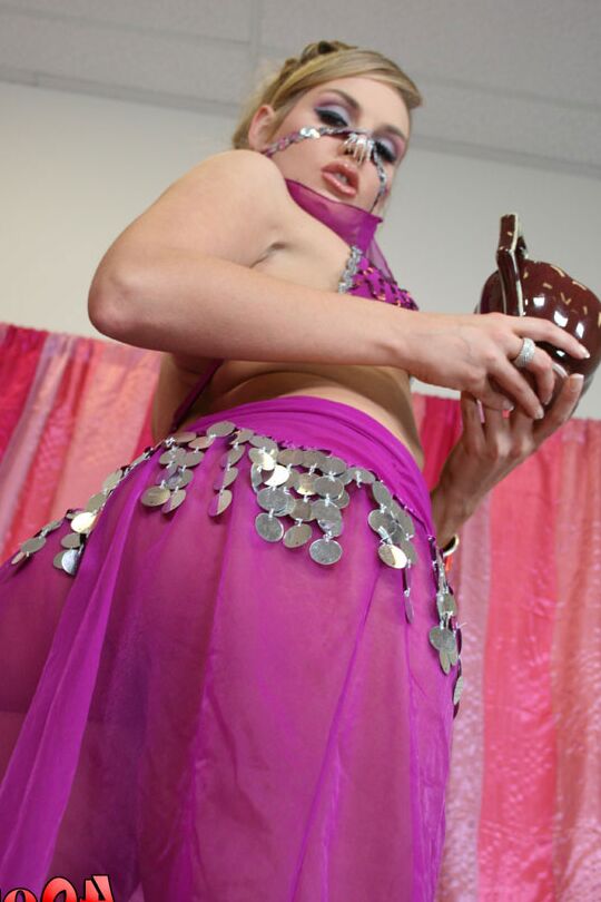 16P MILF gata com uma bunda grande Brianna Love mostra a buceta por baixo da calcinha
