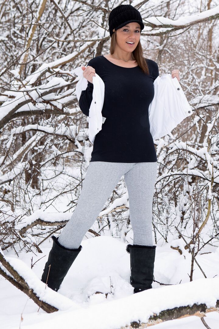 15P La modelo amateur Nikki Sims muestra su culo en tanga en el bosque nevado