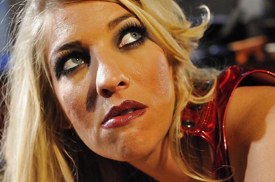 16P Señora fetichista con botas de látex Jordan Kingsley quitándose su provocativo traje