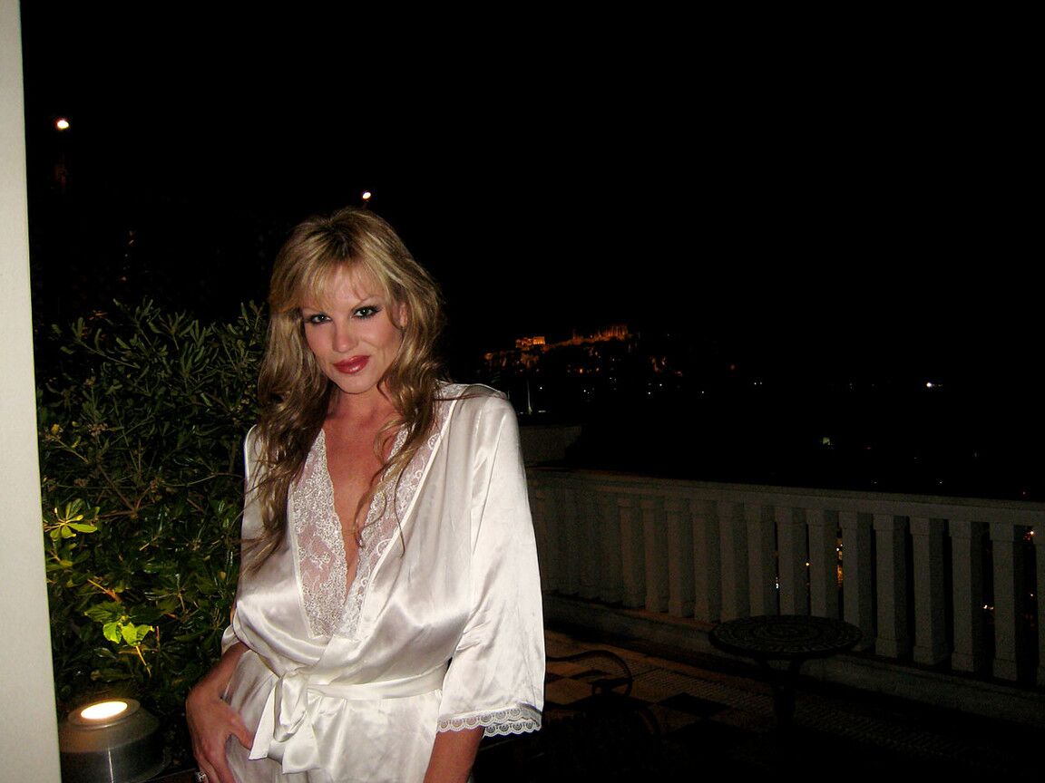 17P A deslumbrante MILF Kelly Madison tira o roupão e exibe os seios no quarto do hotel