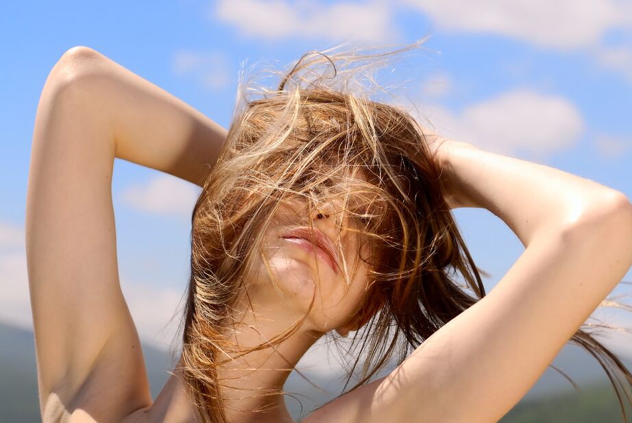 12P Une jolie fille enlève sa robe pour poser nue sur une falaise venteuse