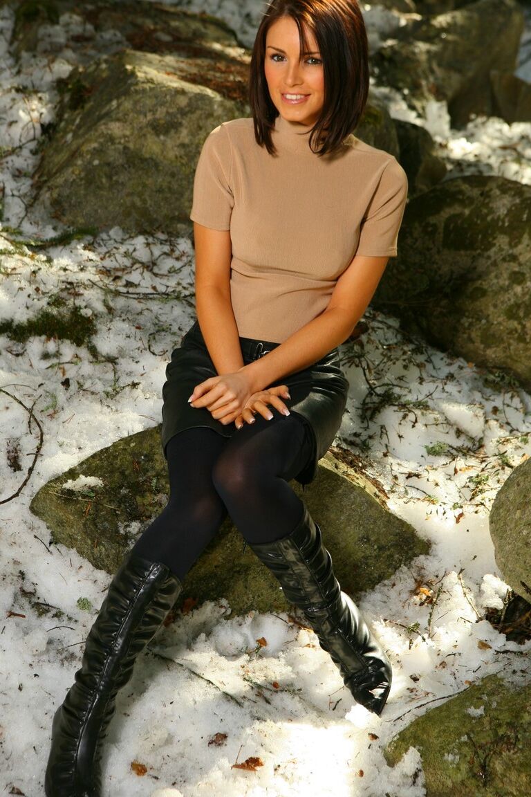 21P La preciosa morena Gemma Massey se quita la ropa y posa al aire libre