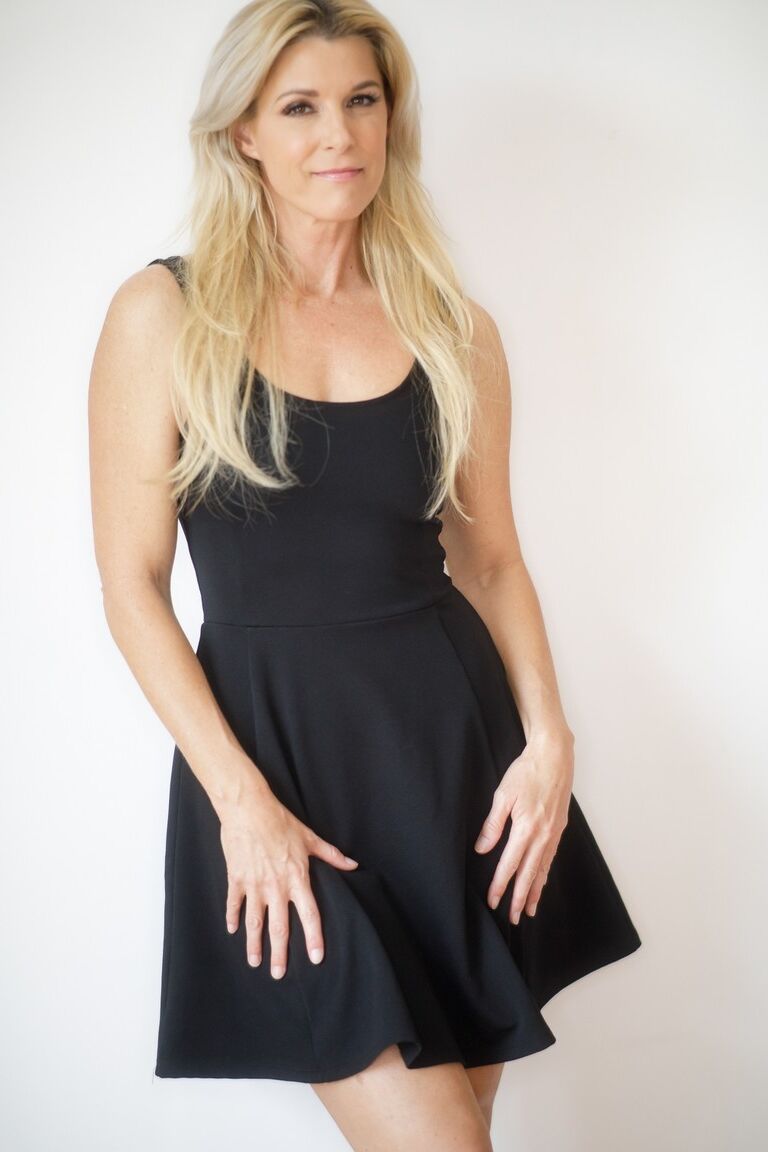 Le modèle solo 15P India Summer travaille sans robe noire et culotte pour poser nue