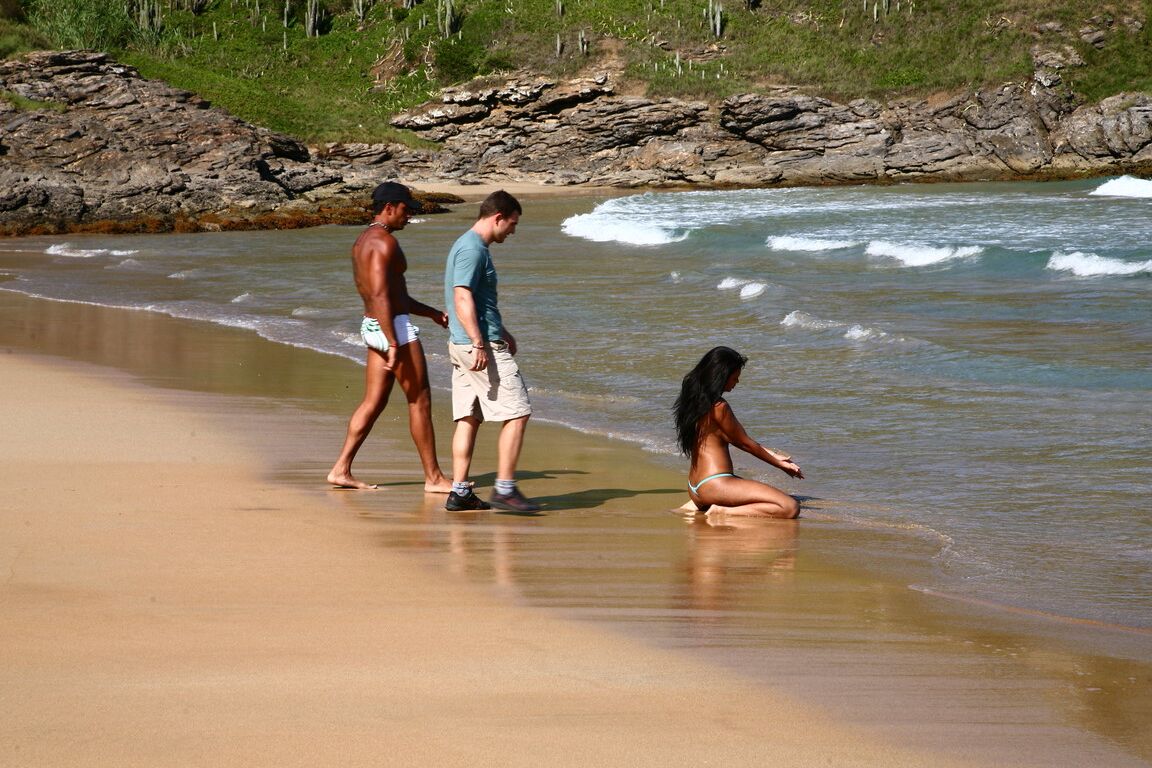 16P La bimbo brésilienne aux gros seins Babalu se fait prendre et baiser dans un plan à trois