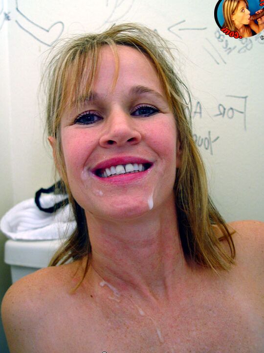 21P Tabitha, mature et amateur, se déshabille et suce une bite dans un trou de gloire avant un soin du visage
