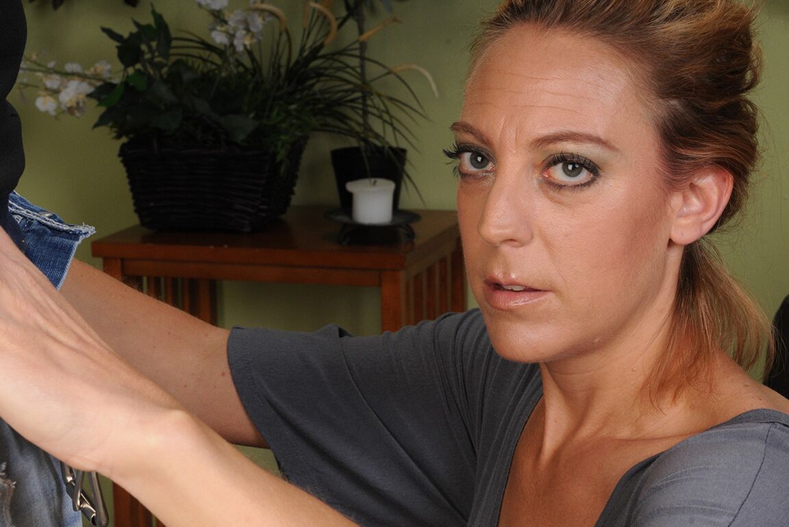 12P Charli Shay, femme d'âge moyen, se met seins nus tout en faisant une branlette