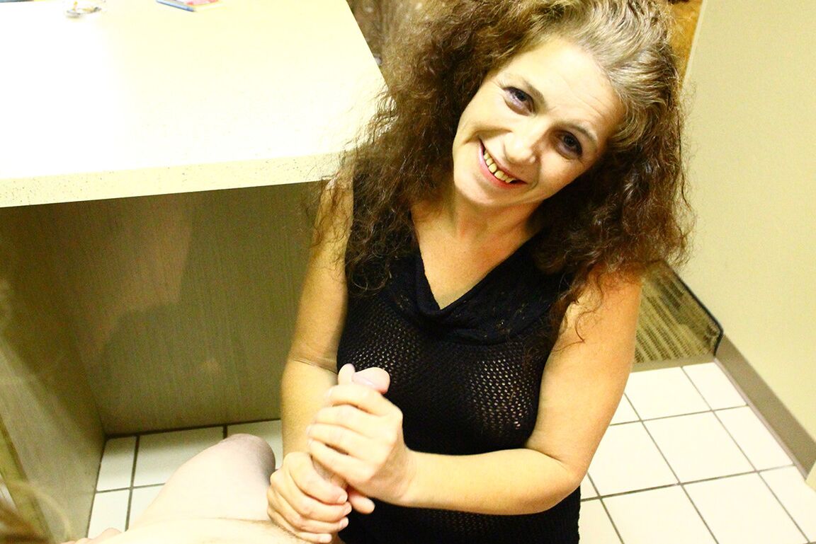 12P 40歳以上の女性リサ・ブラウンが手コキしながら小さなおっぱいを露出させる