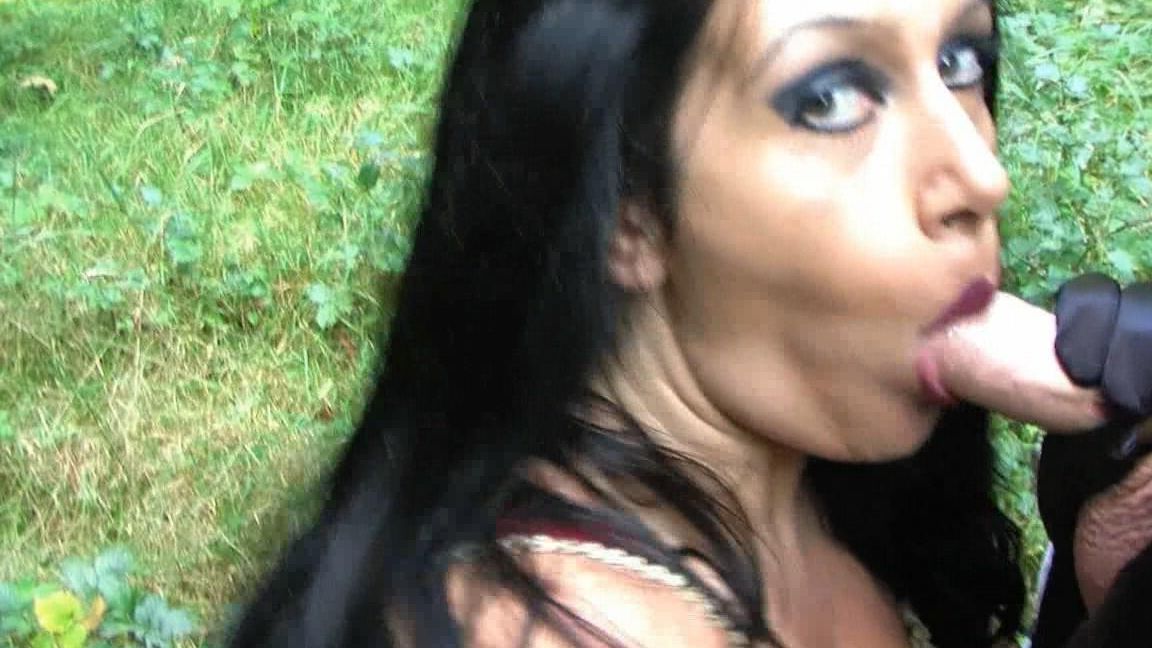 16P La femme gothique Lady Angelina suce le sperme d'une grosse bite près des bois