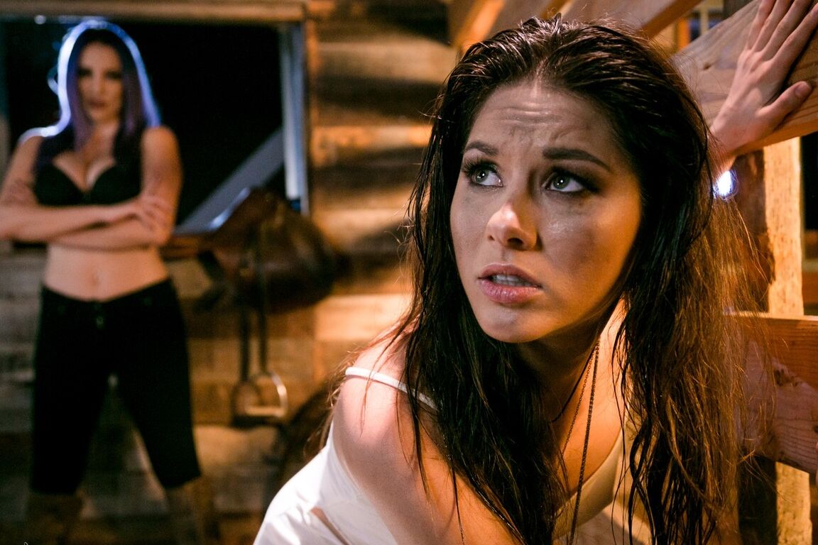 15P Las estrellas porno lesbianas Jelena Jensen y Shyla Jennings tienen sexo en un establo de caballos